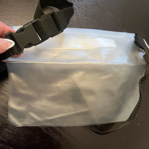 Cruise Accessory Waterproof Pouch with Waist Strap Waist Pack - Picture 10 of 12